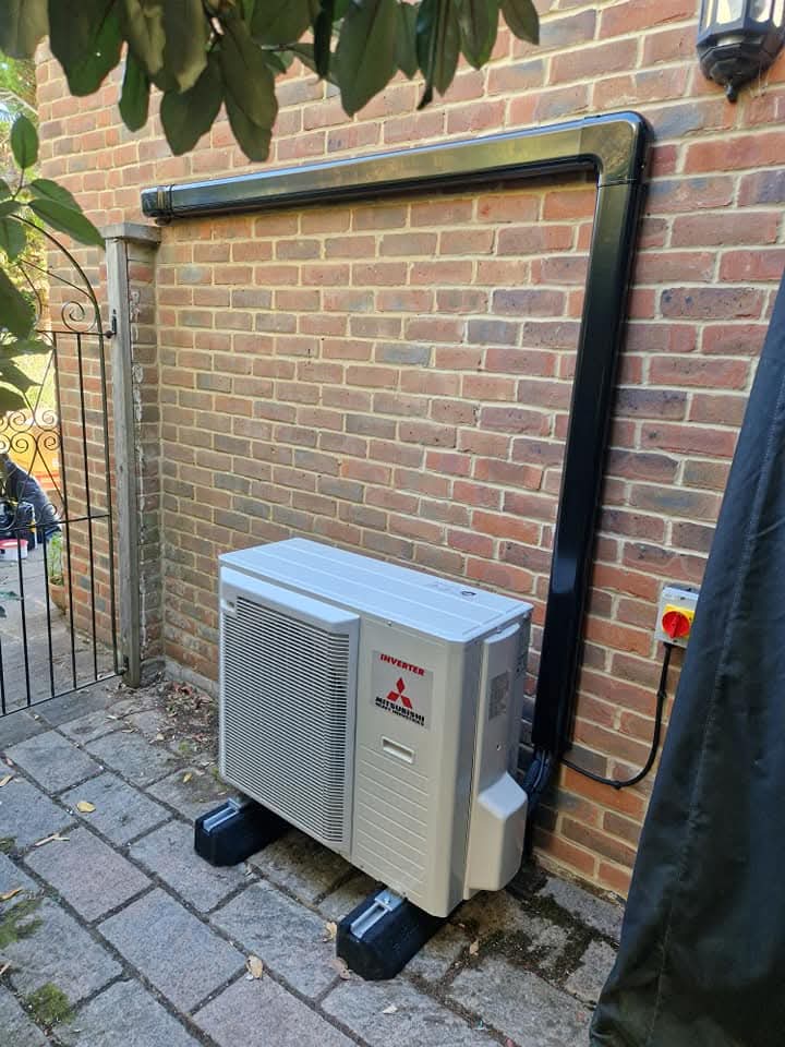 Heat pump buffer tank and circulation pump arrangement in utility room