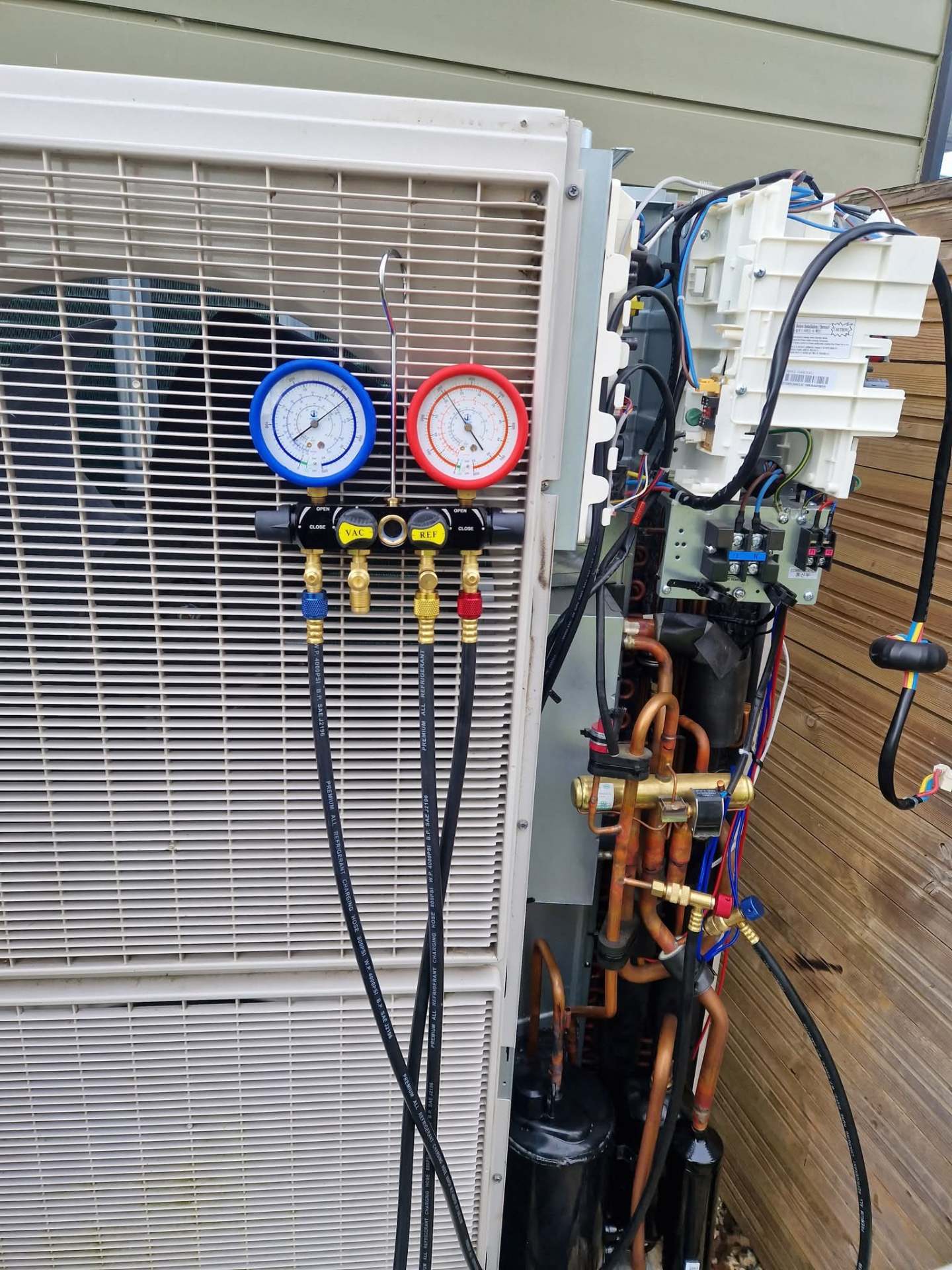 Heat pump diagnostic inspection with refrigerant manifold gauges